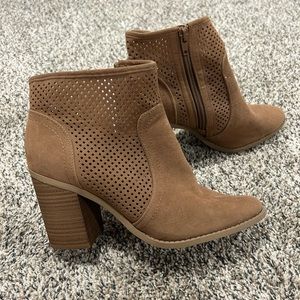 Universal Thread Heel Ankle Boots